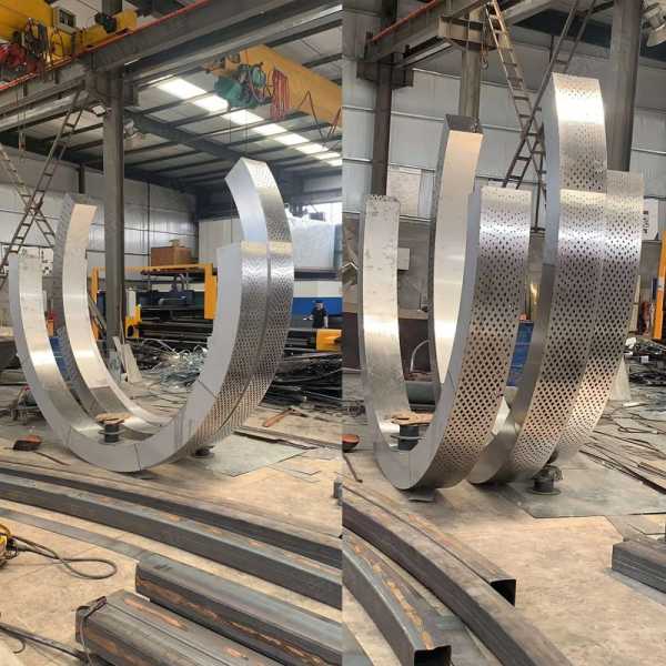 不銹鋼雕塑是因?yàn)槟男﹥?yōu)點(diǎn)被應(yīng)用的呢?