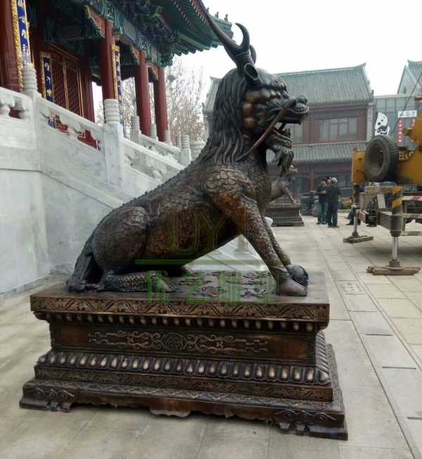居宗教廟堂之高,擇黃銅麒麟雕塑守業