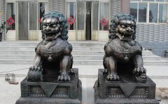 銅獅子雕塑應(yīng)該怎樣擺放?